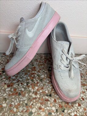 Nike Stefan Janoski 8 Women’s Light Gray Suede Sneakers with Pink Sole